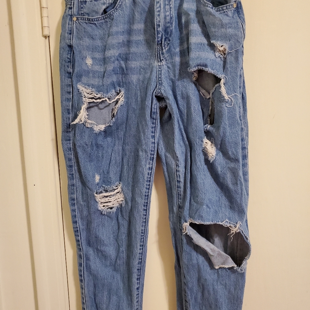 JUNIOR SIZING Misguided ripped mom jeans